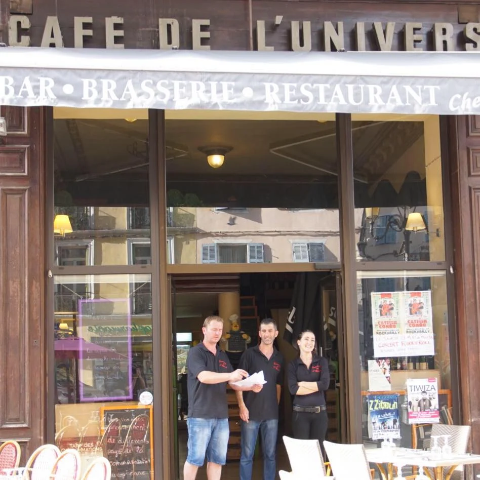 Vincent et Laurent devant le Café de l'Univers